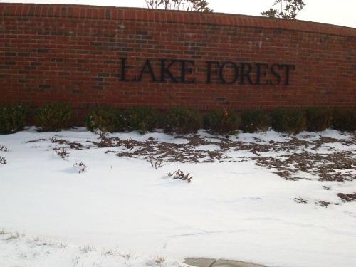 lake-forest-sign
